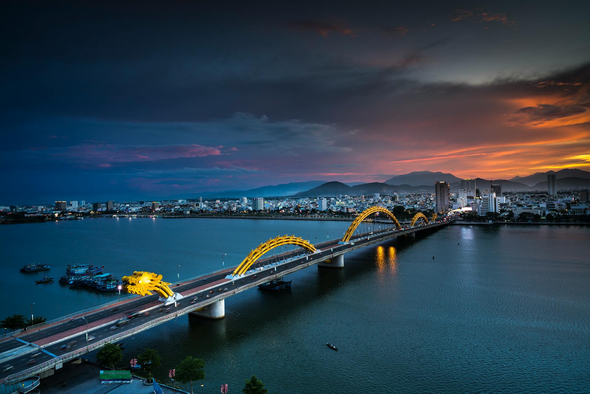 Những Cây Cầu Biểu Tượng Của Đà Nẵng